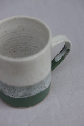 Pair of tea cups or coffee mugs with handle