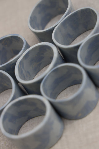 Set of six lilac plates with mix matching napkin rings